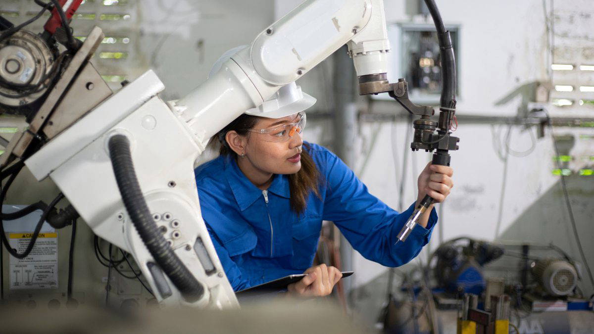 Strengthening Supply Chains Through Smarter Manufacturing Systems Strengthening Supply Chains Through Smarter Manufacturing Systems